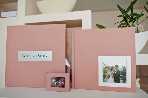 Gentle pink wedding photobook or photo album, box, and cd case. — Stock Photo, Image