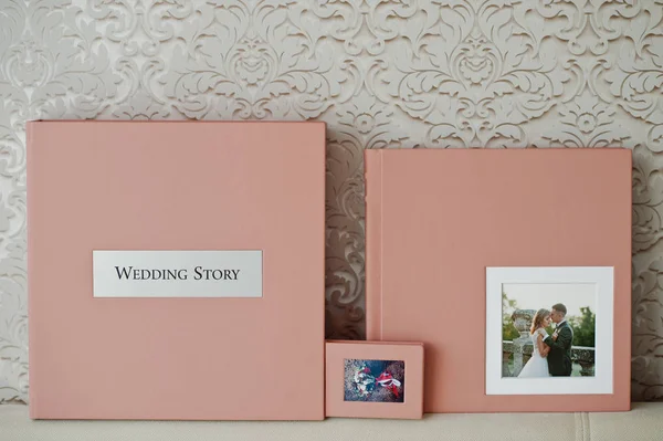 Jemné růžové svatební fotokniha nebo fotoalbum, krabice a obal cd. — Stock fotografie