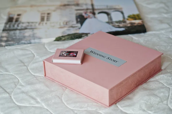 Απαλό ροζ γάμο photobook ή άλμπουμ φωτογραφιών, κουτί και cd υπόθεση l — Φωτογραφία Αρχείου