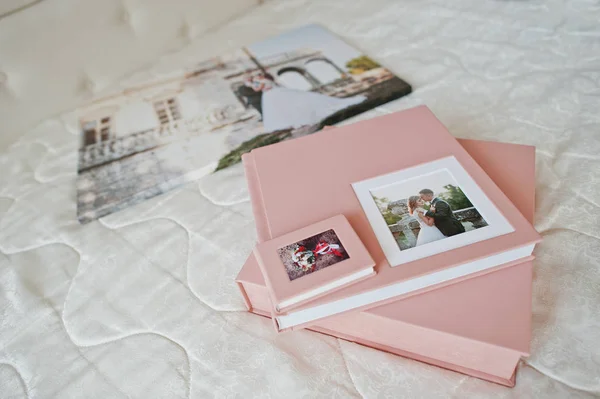 Delikatne różowe Weselne fotoksiążki lub album ze zdjęciami, pole i cd case l — Zdjęcie stockowe