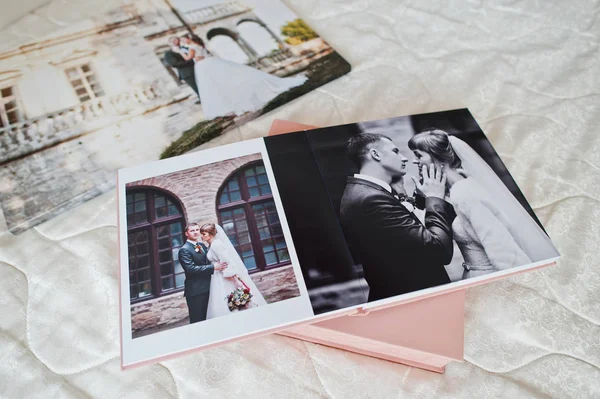 Sidor med bröllopsbilder av en fotobok eller ett foto album på säng. — Stockfoto
