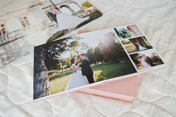 Stránky s fotografiemi svatební fotokniha nebo Foto alba na posteli. — Stock fotografie