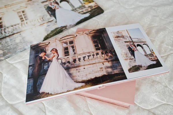 Pages with wedding photos of a photobook or photo album on bed. — Stock Photo, Image