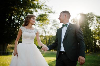 Pitoresk kırsalında bir tarih Pzr yürüyen genç Düğün çifti