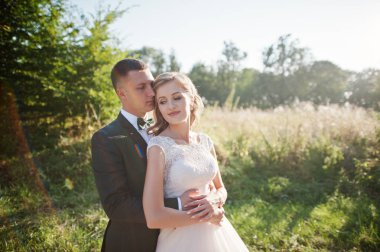 Romantik düğün kaç sarılma ve ülkede elele