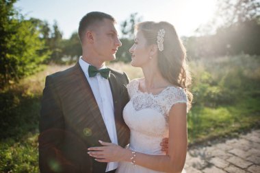 Romantik düğün kaç sarılma ve ülkede elele