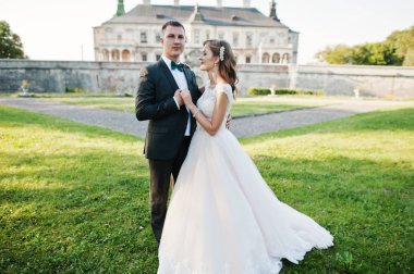 Eski bir ortaçağ castl önünde poz muhteşem Düğün çifti