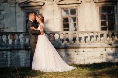 Eski bir ortaçağ castl önünde poz muhteşem Düğün çifti