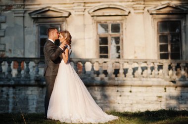 Eski bir ortaçağ castl önünde poz muhteşem Düğün çifti