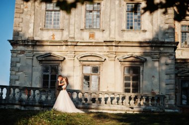 Eski bir ortaçağ castl önünde poz muhteşem Düğün çifti