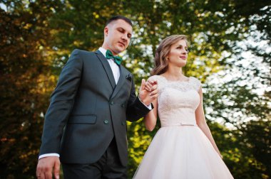 Yeni evli çift ormandaki birbirlerinin şirket zevk