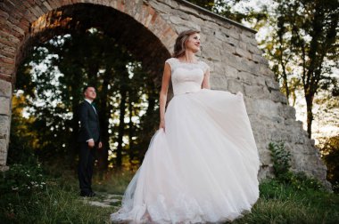 Gelin ve damat gülümseyen ve sonraki ormanda iyi vakit geçiriyor