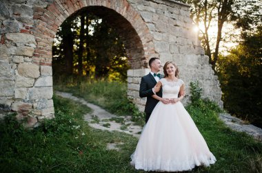 Gelin ve damat gülümseyen ve sonraki ormanda iyi vakit geçiriyor