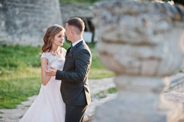 Muhteşem düğün çift t üzerinde kale bölgesi yürüyüş