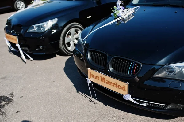 Carros de casamento preto com crCarros de casamento preto com placas de número de casamento criativo dizendo "Casado apenas". — Fotografia de Stock