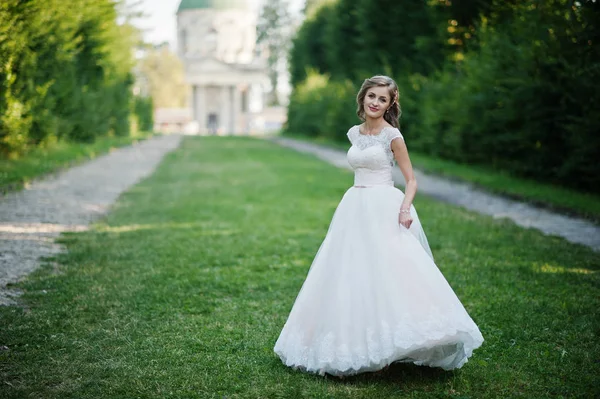 Seule mariée attrayante marche sur la ruelle verte qui conduit t — Photo