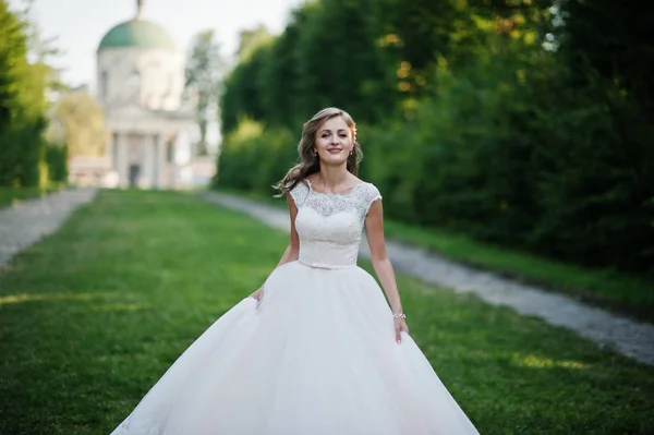 Seule mariée attrayante marche sur la ruelle verte qui conduit t — Photo