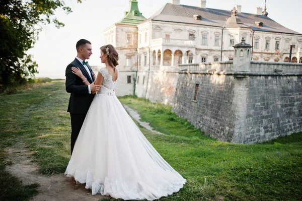 素敵な結婚式、古い中世のお城の前でポーズ — ストック写真