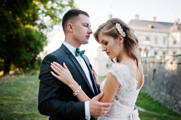 Fabuleux couple de mariage posant devant un vieux château médiéval — Photo