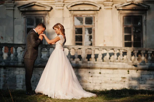 Fabuleux couple de mariage posant devant un vieux château médiéval — Photo