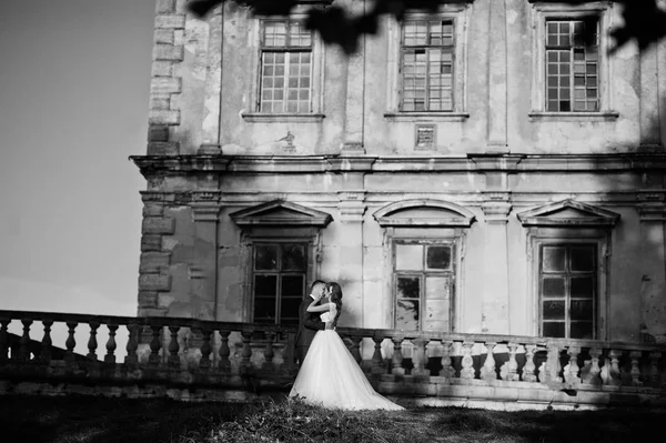 Favoloso matrimonio coppia in posa di fronte a un vecchio castello medievale — Foto Stock