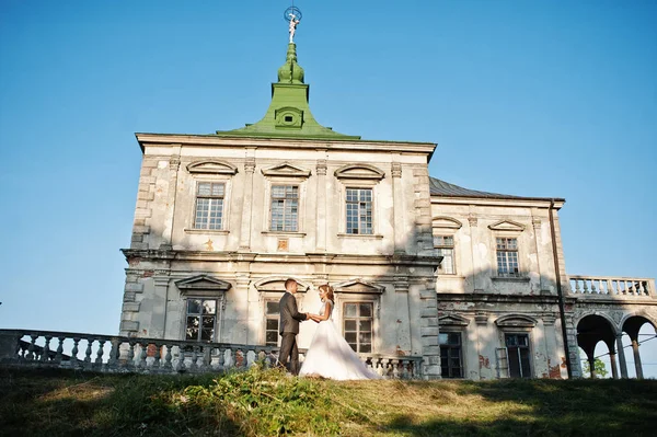 Skvělé svatební pár pózuje před starého středověkého zámku — Stock fotografie