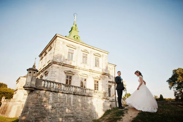 Fabuleux couple de mariage posant devant un vieux château médiéval — Photo