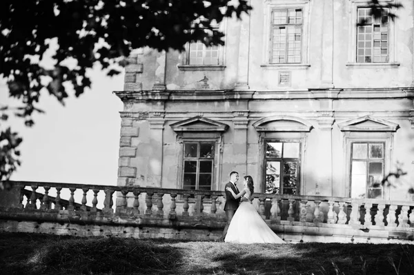 Fabuleux couple de mariage posant devant un vieux château médiéval — Photo