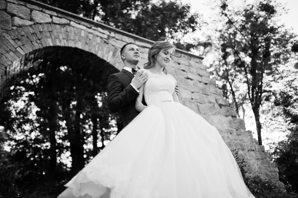 Bruid en bruidegom glimlachend en hebben geweldige tijd in het bos naast — Stockfoto