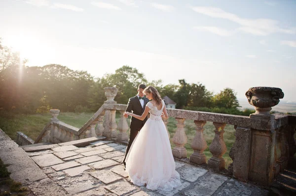 Fabuloso casal de casamento andando ao redor do território do castelo em t — Fotografia de Stock