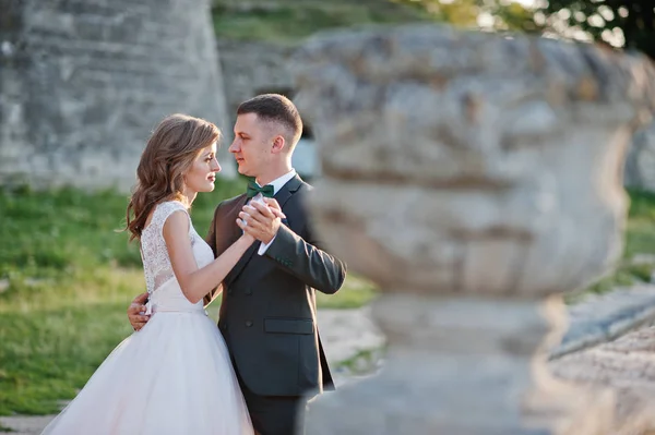 Fabuleux couple de mariage se promenant autour du territoire du château sur t — Photo