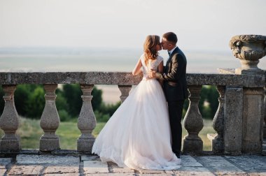 Muhteşem düğün çift t üzerinde kale bölgesi yürüyüş