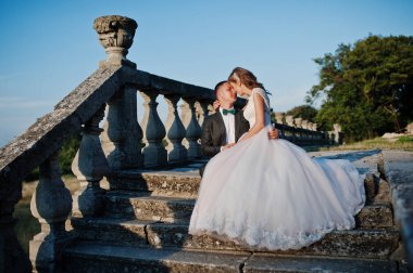 Romantik Düğün çifti merdivenlerden Kalesi'nin yanında oturan