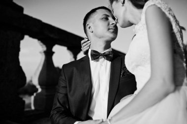 Romantik Düğün çifti merdivenlerden Kalesi'nin yanında oturan