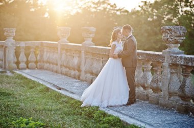 Muhteşem düğün çift t üzerinde kale bölgesi yürüyüş
