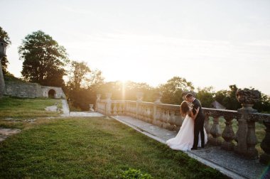 Muhteşem düğün çift t üzerinde kale bölgesi yürüyüş
