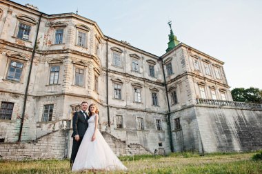 Eski bir ortaçağ castl önünde poz muhteşem Düğün çifti