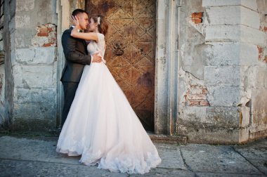 Ana kale kapı yanında poz güzel düğün çifti.