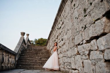 Muhteşem düğün çift t üzerinde kale bölgesi yürüyüş