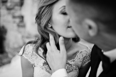 Romantik Düğün çifti merdivenlerden Kalesi'nin yanında oturan