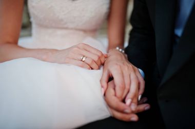 Romantik Düğün çifti merdivenlerden Kalesi'nin yanında oturan