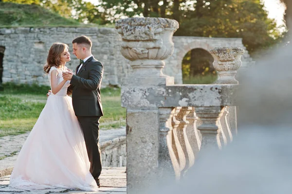 Fabuleux couple de mariage se promenant autour du territoire du château sur t — Photo