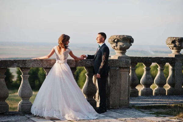 Fabuleux couple de mariage se promenant autour du territoire du château sur t — Photo