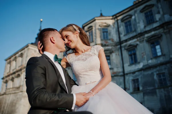 Romantisches Hochzeitspaar auf der Treppe neben dem Schloss — Stockfoto