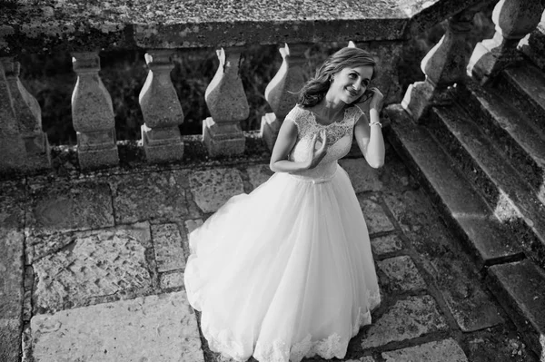 Ritratto di una sposa attraente accanto al castello — Foto Stock