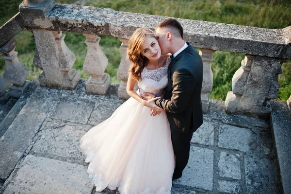 Fabulosa pareja de boda caminando por el territorio del castillo en t —  Fotos de Stock