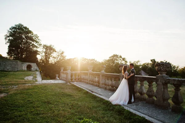 Fabuleux couple de mariage se promenant autour du territoire du château sur t — Photo