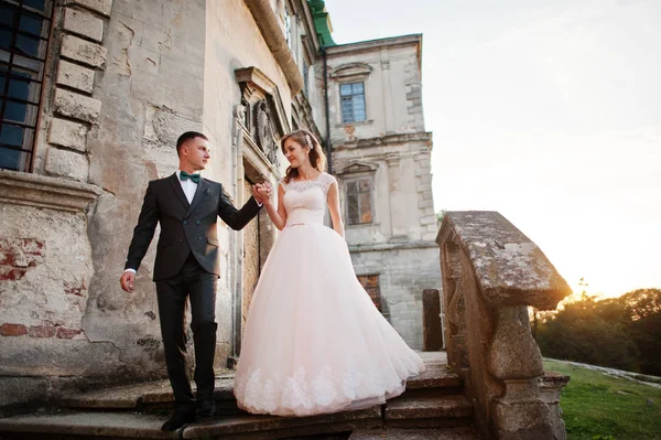 Fabuloso casal de casamento andando ao redor do território do castelo em t — Fotografia de Stock