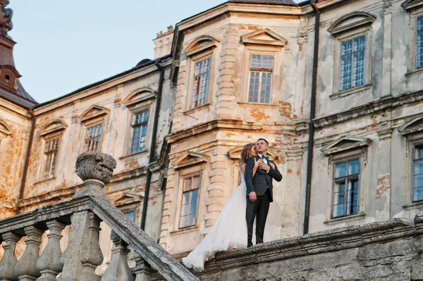 Fantastische bruidspaar lopen rond het kasteel grondgebied op t — Stockfoto