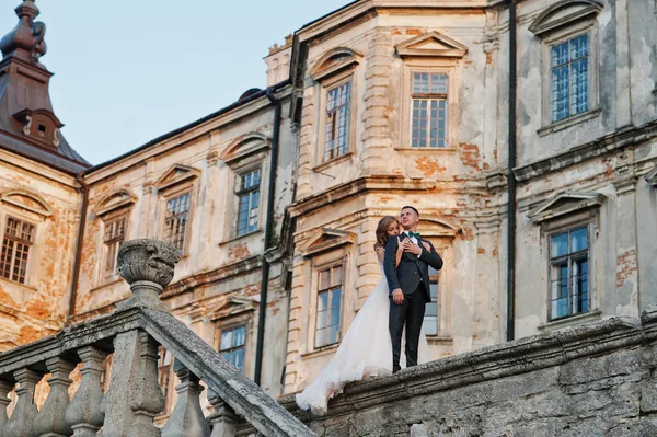 Skvělé svatební pár chůzi po celém území hradu na t — Stock fotografie